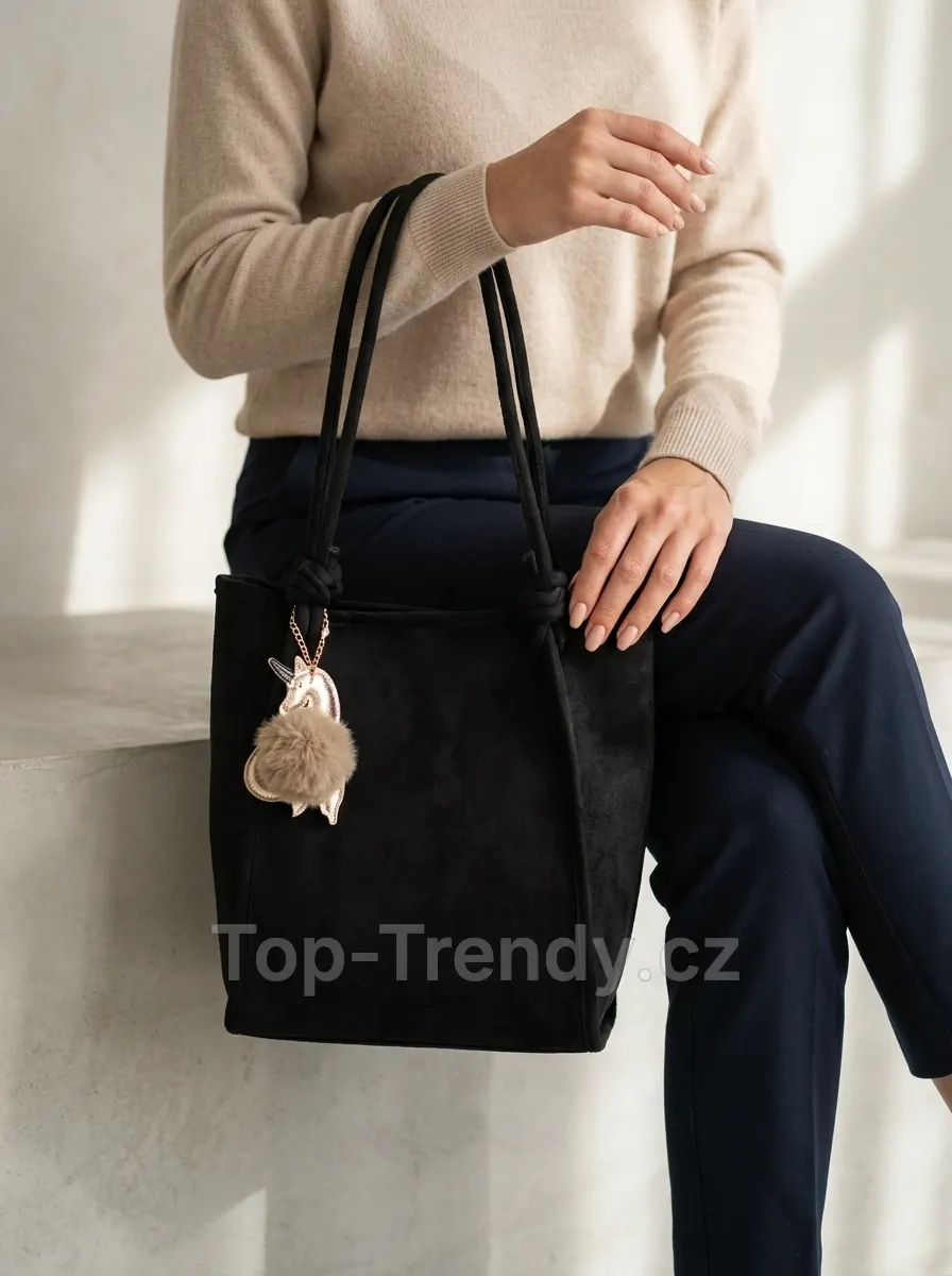 Dámska semišová shopper kabelka s ozdobným príveskom Saova