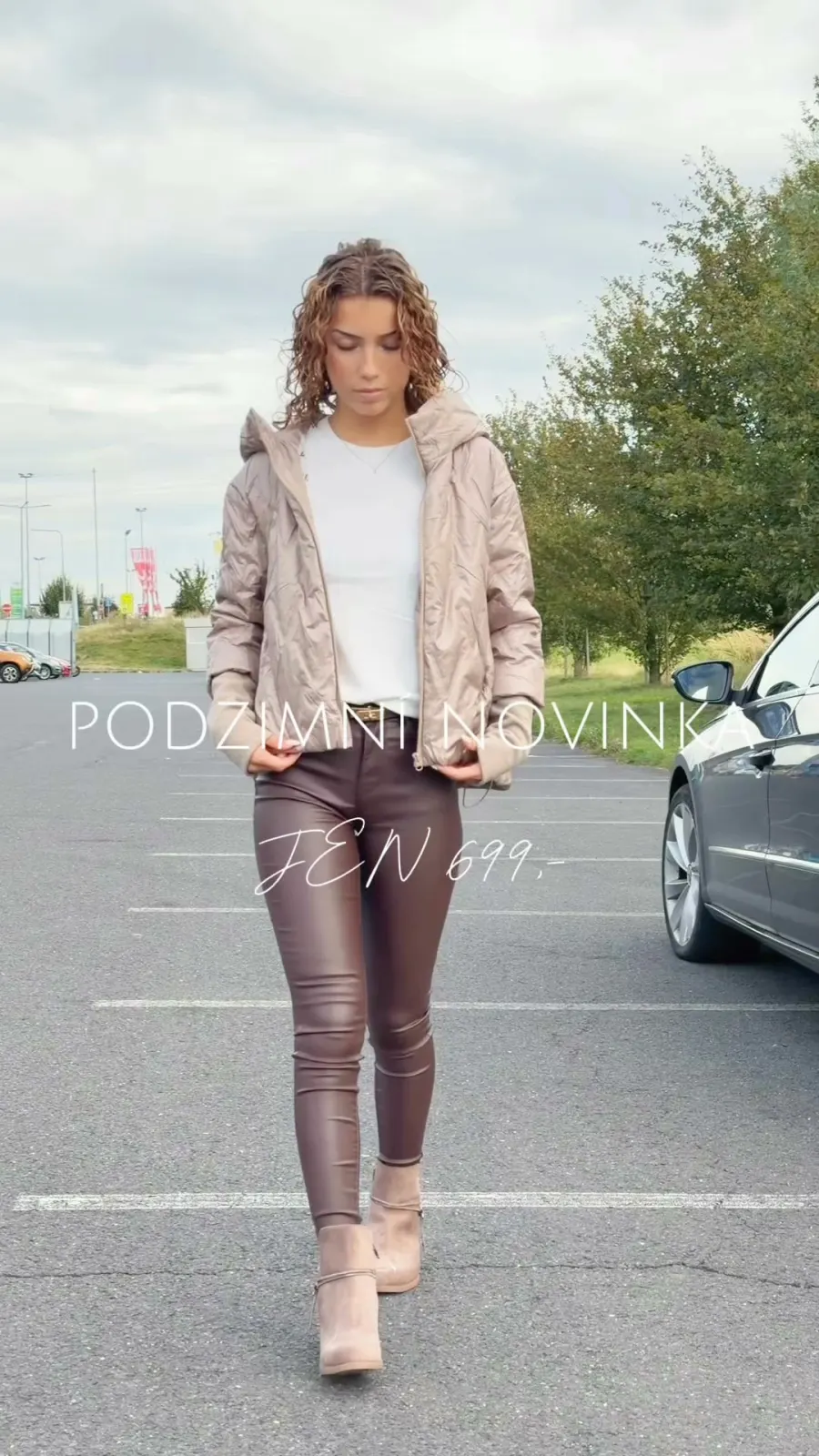 🧥 KRATŠÍ VPŘEDU, DELŠÍ VZADU — a právě proto tak dobře sedí! ✨

Dámská prošívaná...